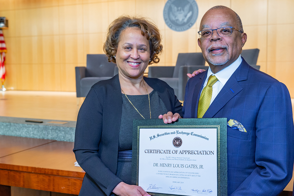 Pam Gibbs, Director of the Office of Minority and Women Inclusion, thanks Dr. Henry Louis Gates for his presentation with a certificate of appreciation from the SEC.